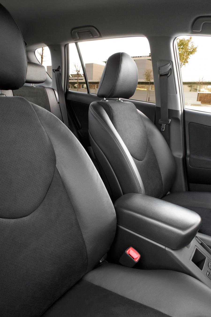  Toyota RAV4 2010 года  (фото 19 из 31)